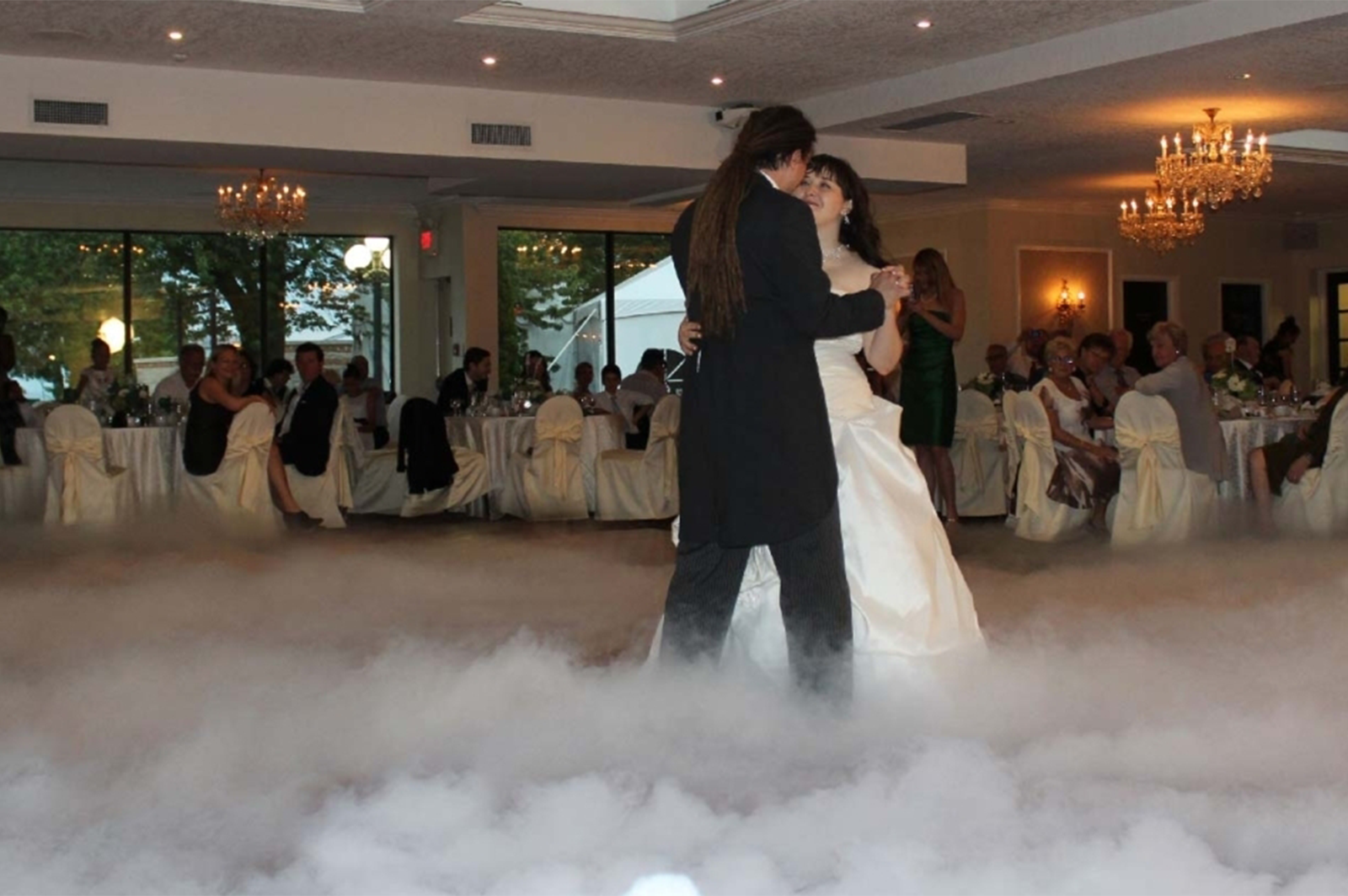 HD-Bride-and-Groom-1st-Dance-With-Dry-ice